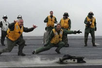 Tò mò nghi thức đặc biệt trên tàu sân bay Hải quân Mỹ