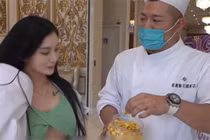 Người đẹp MXH gây tranh cãi vì trang phục khi đi từ thiện