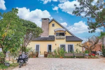 Biệt thự phong cách Pháp với khu vườn 3.000m2 trồng hoa trái 