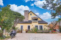 Biệt thự phong cách Pháp với khu vườn 3.000m2 trồng hoa trái 