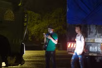 Xuyên đêm dán thẻ thu phí không dừng cho tài xế trên cao tốc