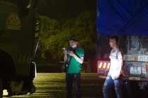 Xuyên đêm dán thẻ thu phí không dừng cho tài xế trên cao tốc