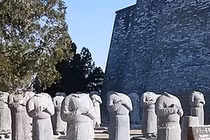 Bí ẩn 61 tượng đá không đầu trước lăng mộ Võ Tắc Thiên!