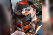 Bé gái Trung Quốc 9 tuổi đánh vảy cá điêu luyện