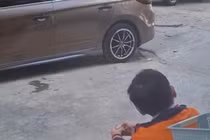 Hộ tống em gái đi gội đầu, hành động ga lăng của anh trai 