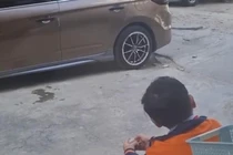 Hộ tống em gái đi gội đầu, hành động ga lăng của anh trai 