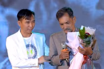 Diễn viên Thương Tín hát thế nào khi nói không rõ?