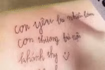 Người đàn ông ly thân xăm nét chữ đầu đời của con lên tay