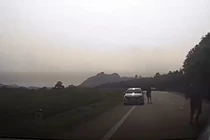 Video: Tài xế đe dọa người khác vì bị nhắc mở cửa xe thiếu an toàn