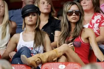 Bê bối khiến nhiều đội cấm vợ, bạn gái cầu thủ đến World Cup