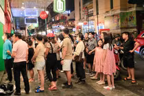 Giới trẻ đi ăn kem giải nhiệt ngày hè nóng 38 độ C