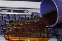 Bàn phím máy tính chẳng may bị đổ nước vào, phải làm sao?