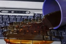 Bàn phím máy tính chẳng may bị đổ nước vào, phải làm sao?