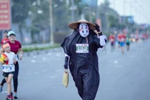 Bác sĩ nổi tiếng đeo mặt nạ giấu mặt khi chạy 