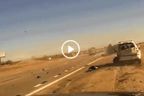 Video: Mất lái, SUV va chạm hất bay cảnh sát xuống bãi cỏ