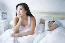 Vợ lãnh cảm vì chồng "cấm vận" chuyện chăn gối
