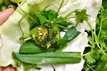 Mẹt rau quả quê giá rẻ lên đời, thêm bát nước chấm thành món đắt đỏ