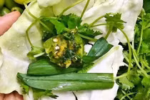 Mẹt rau quả quê giá rẻ lên đời, thêm bát nước chấm thành món đắt đỏ