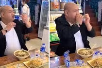 Video: Ngỡ ngàng người đàn ông uống nước như nuốt cả chai