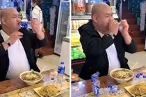 Video: Ngỡ ngàng người đàn ông uống nước như nuốt cả chai