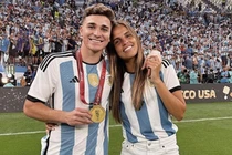 Lý do cổ động viên đòi nhà vô địch World Cup chia tay bạn gái