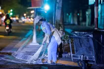 Người lao động nghèo vật lộn mưu sinh trong đêm rét Hà Nội