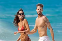 Thủ môn tuyển Đức hôn, tập yoga cùng bạn gái trên bãi biển