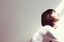 Đi làm về, giám đốc giật mình thấy con đói khóc, vợ thất thần ở ban công