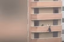 Video: Cãi nhau với bạn gái, người đàn ông nhảy xuống từ tầng 11