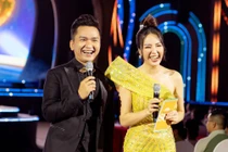 Á hậu Thuỵ Vân gặp sự cố, dẫn sóng trực tiếp 