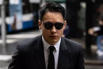 Nghệ sĩ thân bại danh liệt vì bê bối cưỡng dâm ở nước ngoài