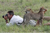 Báo mẹ thản nhiên để nhiếp ảnh gia chụp ảnh trước mặt