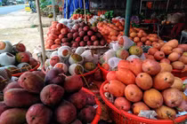 Xoài đỏ ngập chợ giá rẻ chưa từng thấy, chỉ từ 10 nghìn đồng/kg