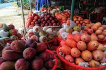 Xoài đỏ ngập chợ giá rẻ chưa từng thấy, chỉ từ 10 nghìn đồng/kg