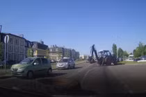 Video: Đang chạy bon bon, máy xúc bung lốp văng trúng 2 ô tô