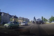 Video: Đang chạy bon bon, máy xúc bung lốp văng trúng 2 ô tô