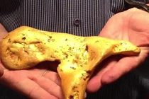 Người đàn ông tìm thấy cục vàng nặng 5,5kg, hình dáng kỳ lạ