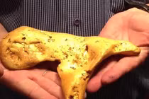 Người đàn ông tìm thấy cục vàng nặng 5,5kg, hình dáng kỳ lạ