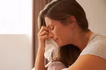 Nghe tiếng chuông cửa đêm khuya, tôi nhìn ra và bật khóc thấy cảnh này