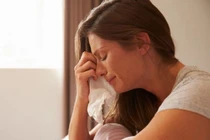 Nghe tiếng chuông cửa đêm khuya, tôi nhìn ra và bật khóc thấy cảnh này