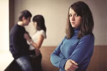 Vợ không đánh ghen ầm ĩ vẫn khiến chồng ngoại tình quỳ xin lỗi