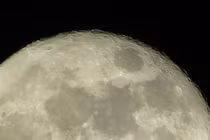 Liên tục trúng "bom vũ trụ", Mặt Trăng lăn đi 10 độ