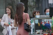 "Bóng hồng" nổi bật nơi quán xá vì mặc ngắn, mỏng