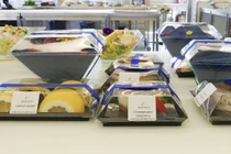 Choáng với bữa ăn xa xỉ trên máy bay dành cho khách VIP