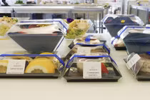 Choáng với bữa ăn xa xỉ trên máy bay dành cho khách VIP