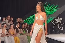 Vẻ đẹp "không tì vết" của vợ Bùi Tiến Dũng trên sàn diễn