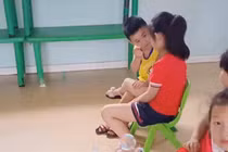 Tưởng 2 trẻ mẫu giáo đánh nhau, cô giáo ngỡ ngàng khi lại gần