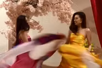 Tái hiện màn nắm tay trao giải, Khánh Vân - Kim Duyên tốc váy "choảng" nhau