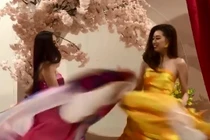 Tái hiện màn nắm tay trao giải, Khánh Vân - Kim Duyên tốc váy "choảng" nhau