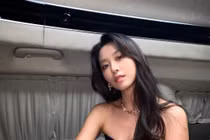 "Nữ thần Hàn Quốc" lên top tìm kiếm vì tự sửa lại cổ áo